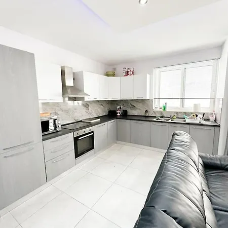 Buzzstays: Luminous Seaside 3br/2ba Heart Of Qawra Apartament St Paul's Bay